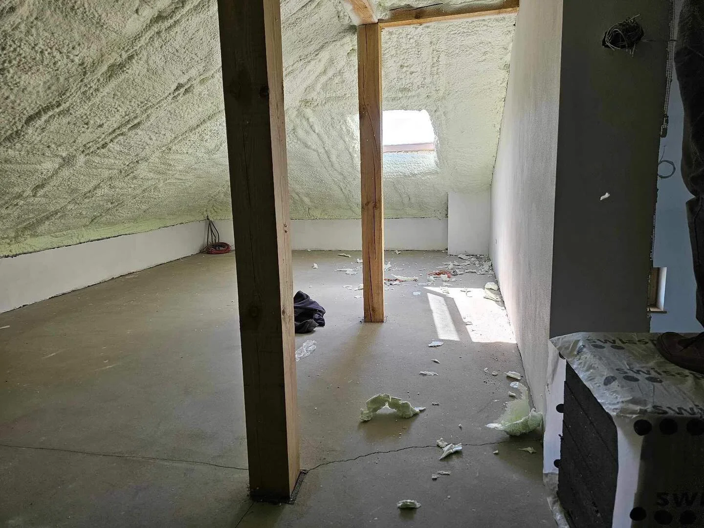 Wełna czy Pianka PUR? Ostateczne Porównanie Izolacji 2026